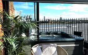 3 X Bedroom Riverside Flat With Hot Tub On Roof Terrace
