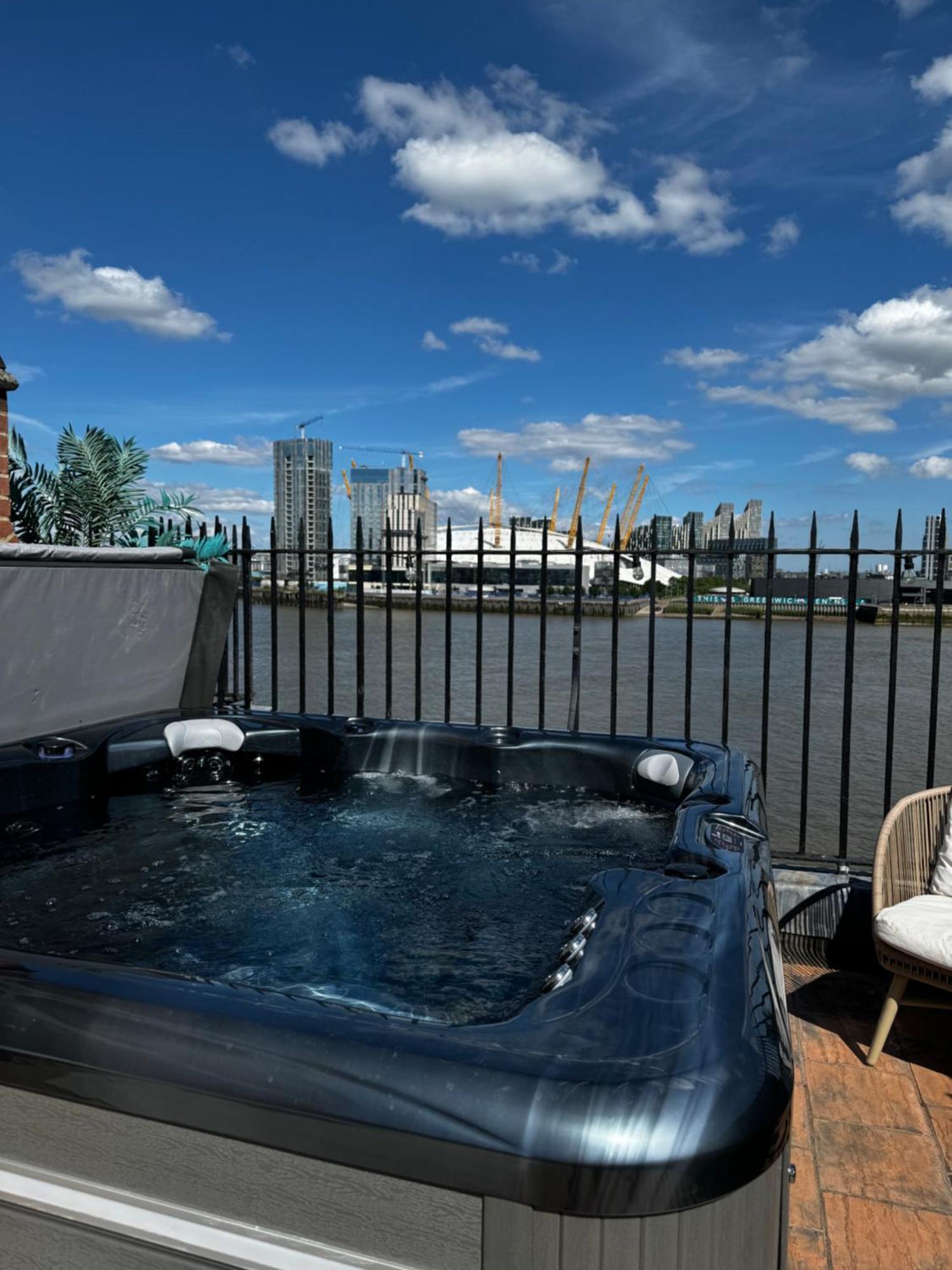 3 X Bedroom Riverside Flat With Hot Tub On Roof Terrace London Exterior photo