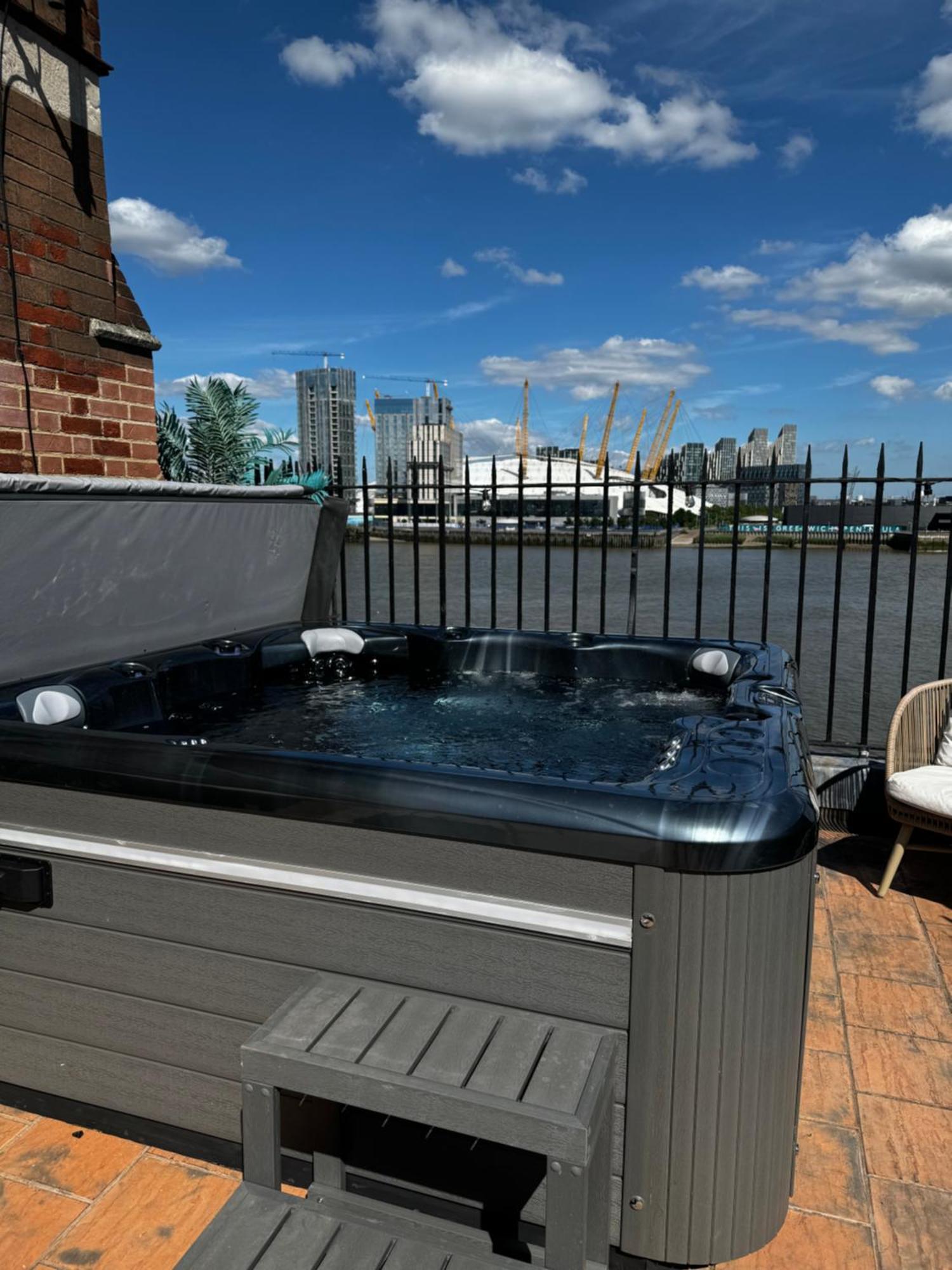 3 X Bedroom Riverside Flat With Hot Tub On Roof Terrace London Exterior photo